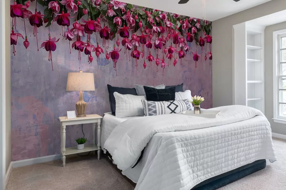 murales de pared Grandes flores fucsias colgando desde arriba sobre el fondo de una pared retro con imitación de rozaduras w02132