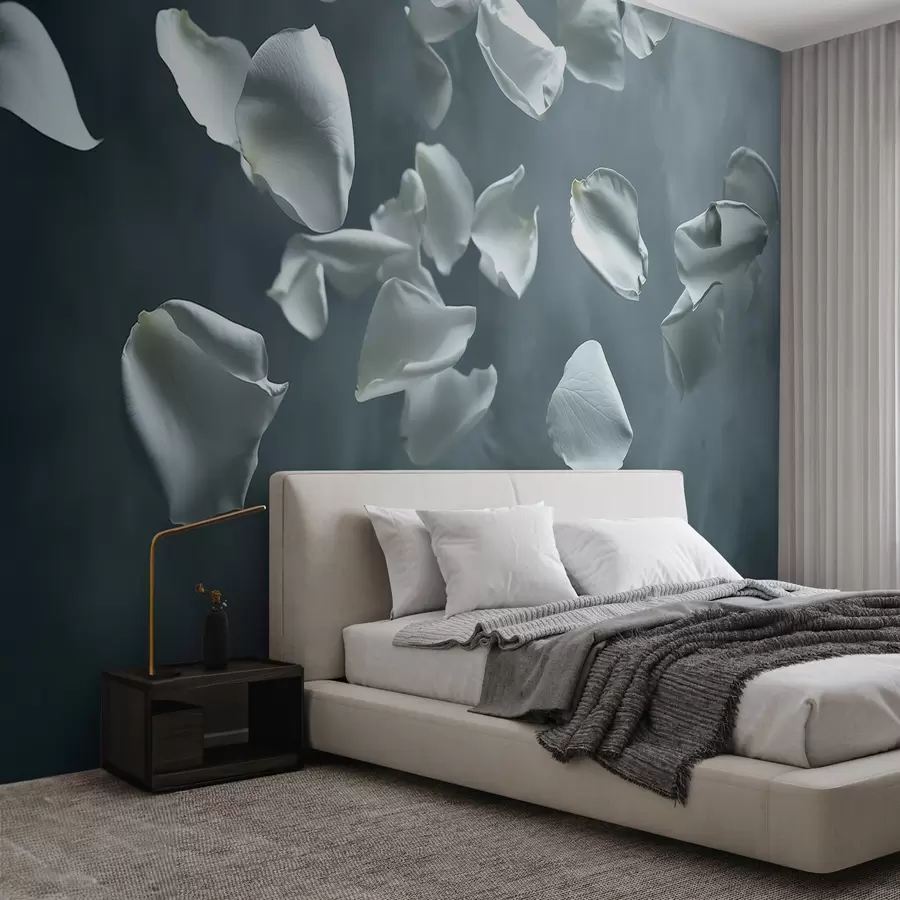 murales de pared Delicados pétalos de rosa cayendo sobre un fondo oscuro w02289