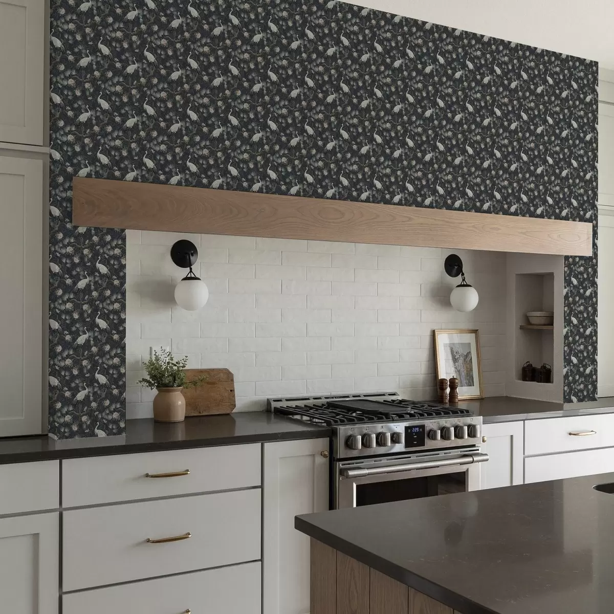 Papel pintado Grullas entre pinos y peonías sobre fondo oscuro a00241