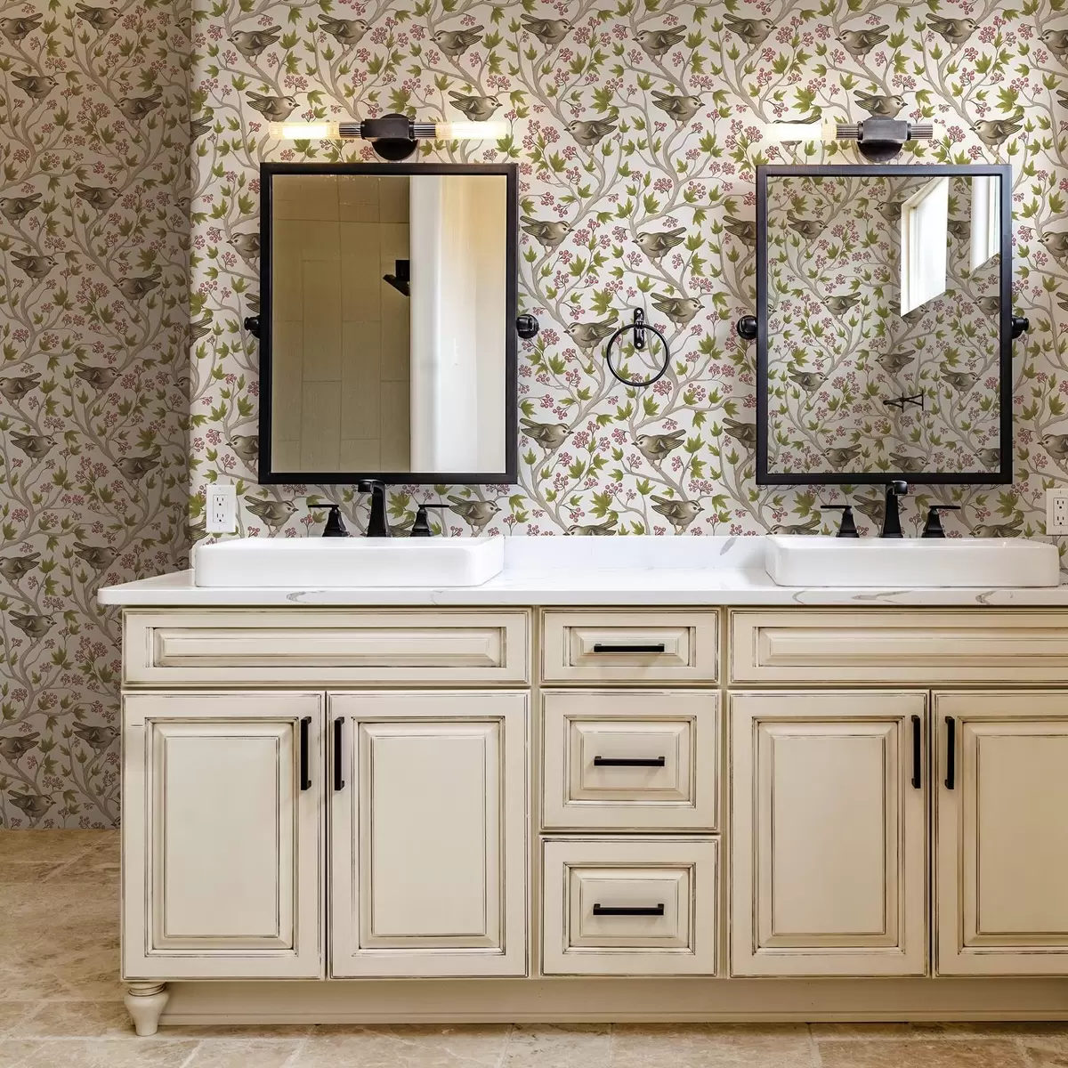 Papel pintado Pájaros sobre ramas con hojas y bayas sobre fondo blanco a00283