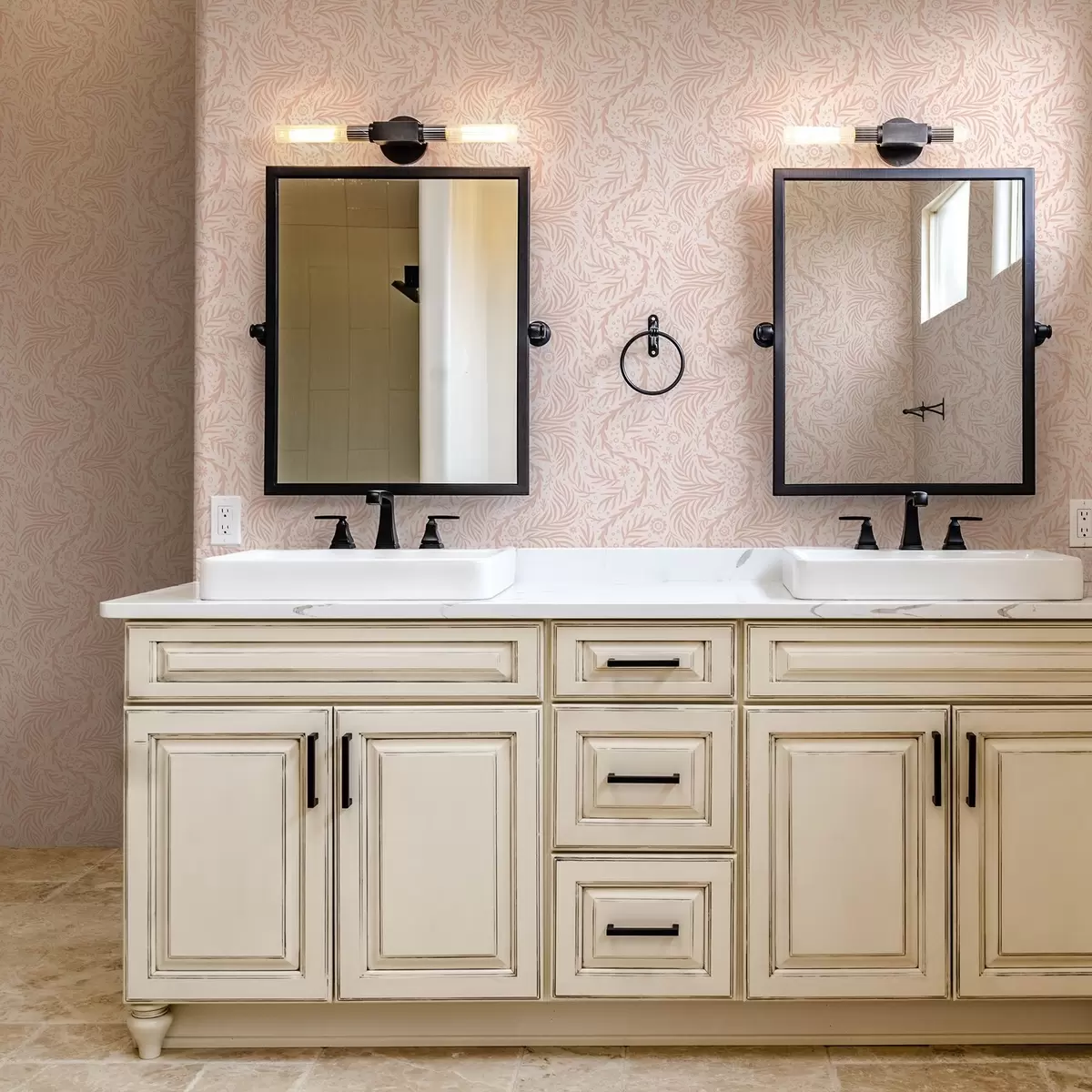 Papel pintado Elementos florales rosa pálido sobre fondo rosa a00290