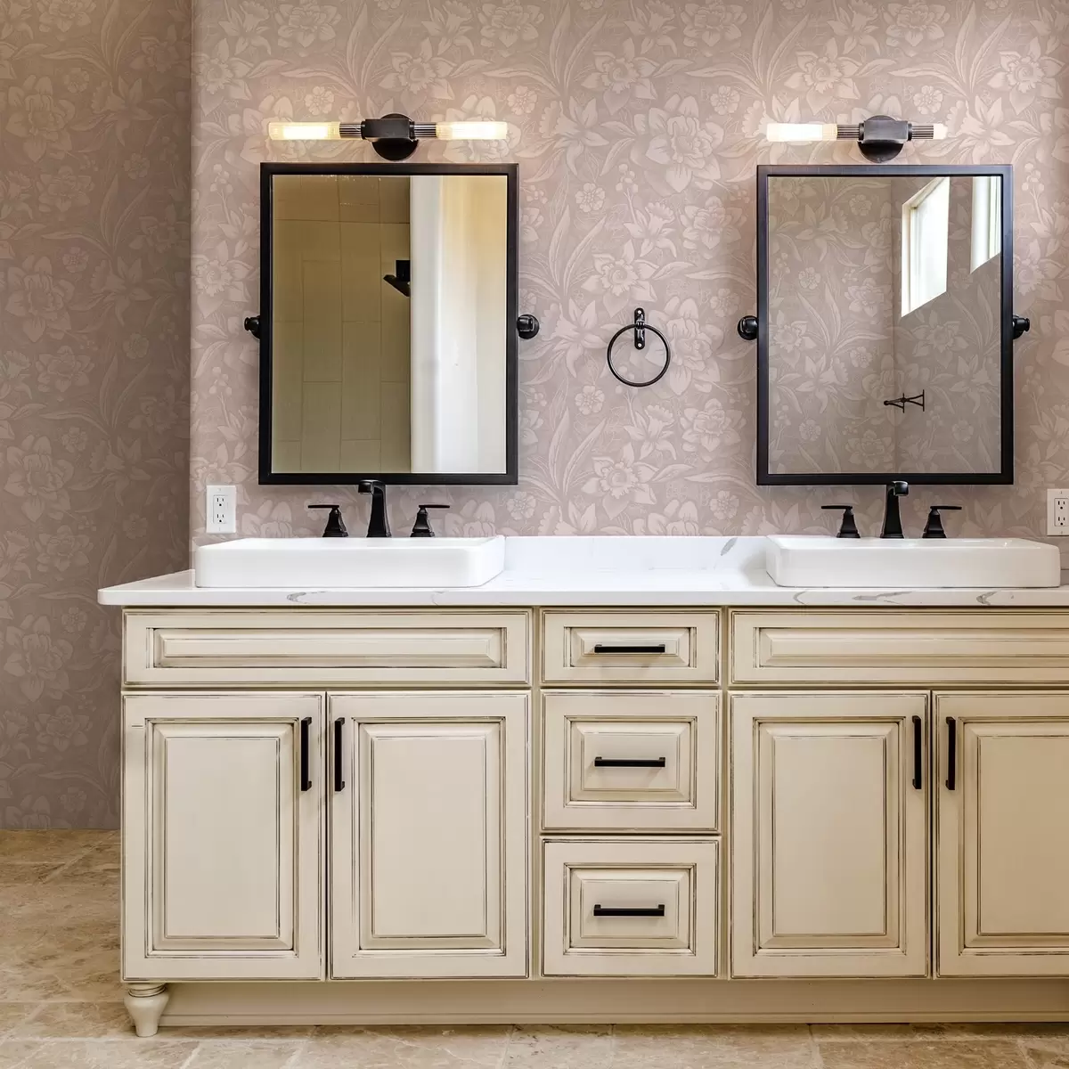 Papel pintado Diseño floral monocromo con narcisos sobre fondo crema a00294