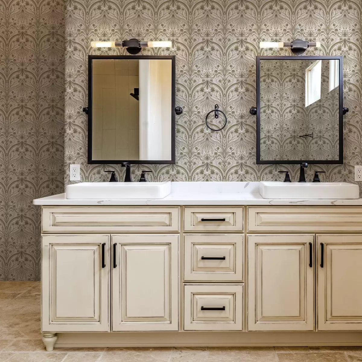 Papel pintado Estampado barroco simétrico con motivos florales a00436