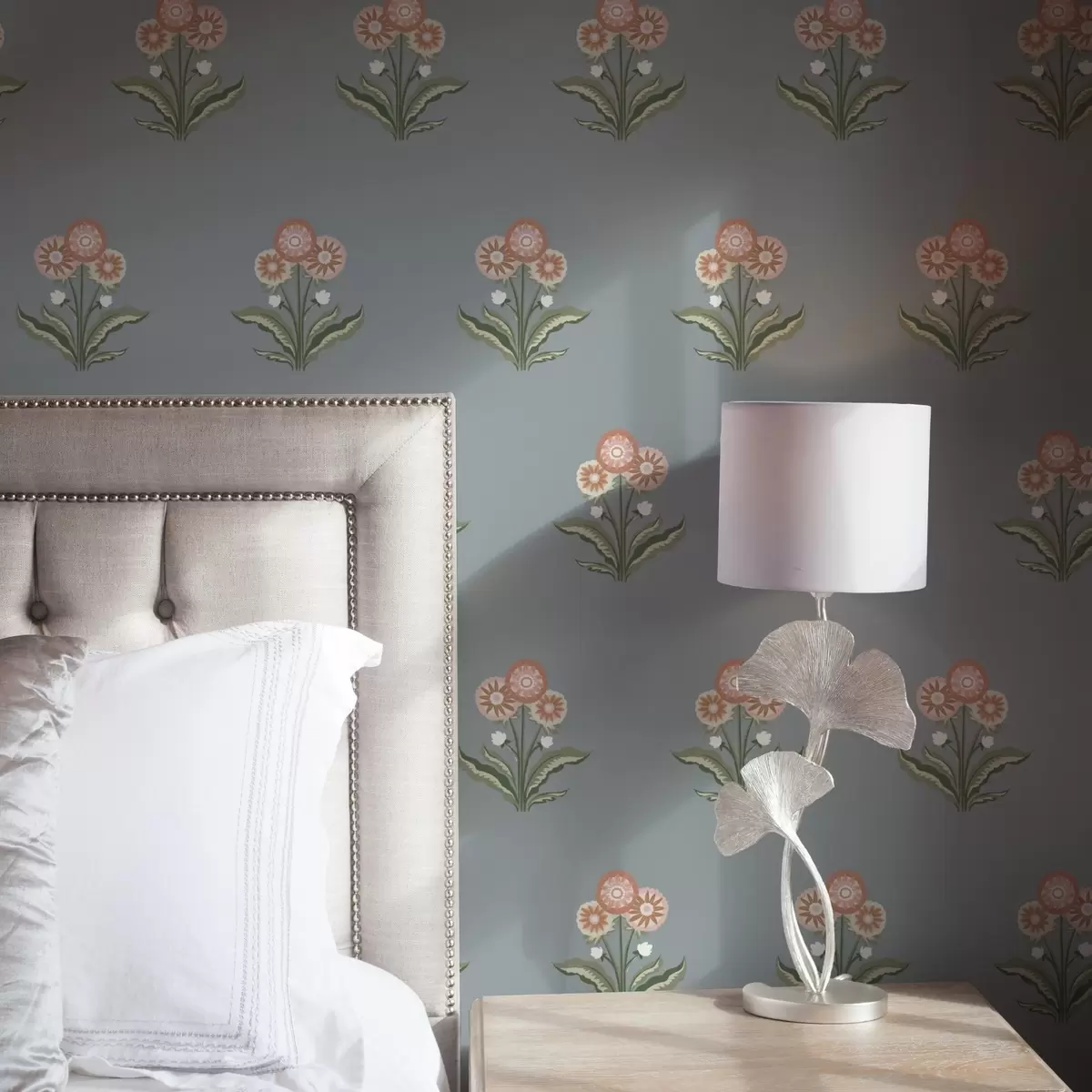 Papel pintado Flores estilizadas sobre fondo gris azulado, paleta cálida a00494