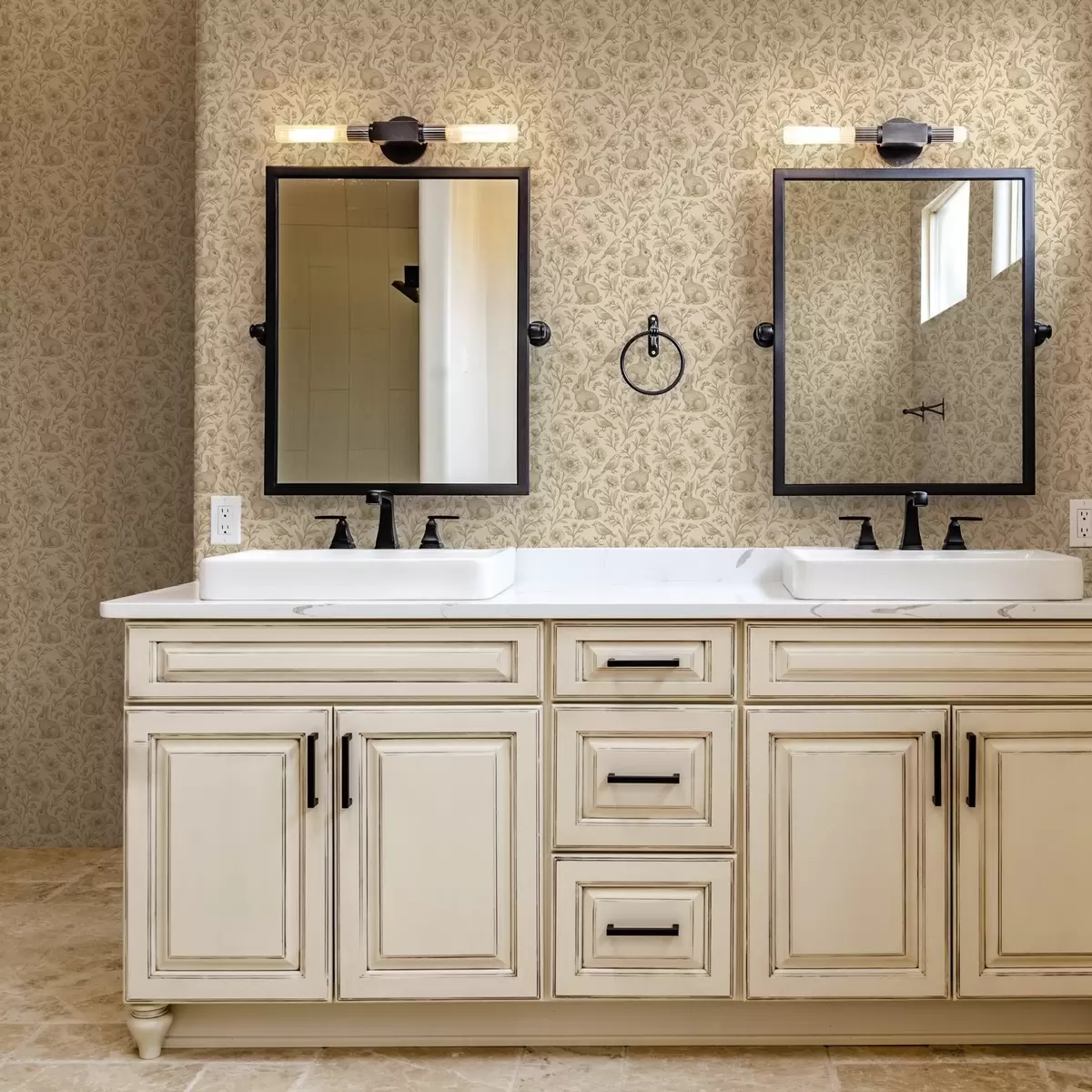 Papel pintado Conejos y pájaros en un estampado floral a00571