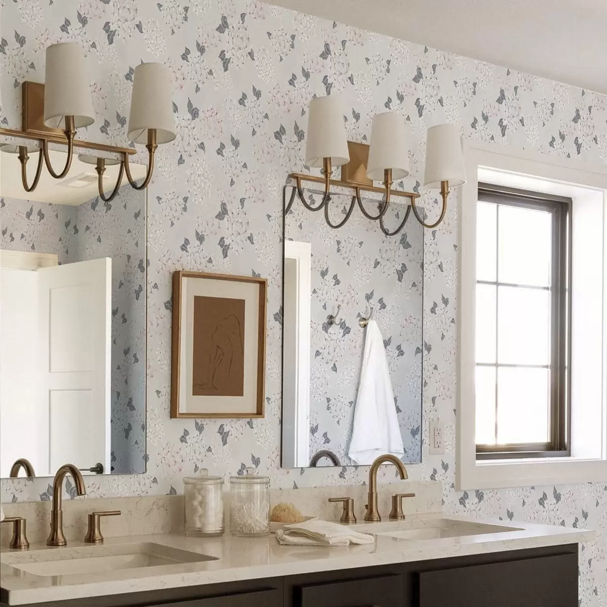 Papel pintado Flores aireadas sobre un fondo claro, suaves tonos rosa grisáceos a00600