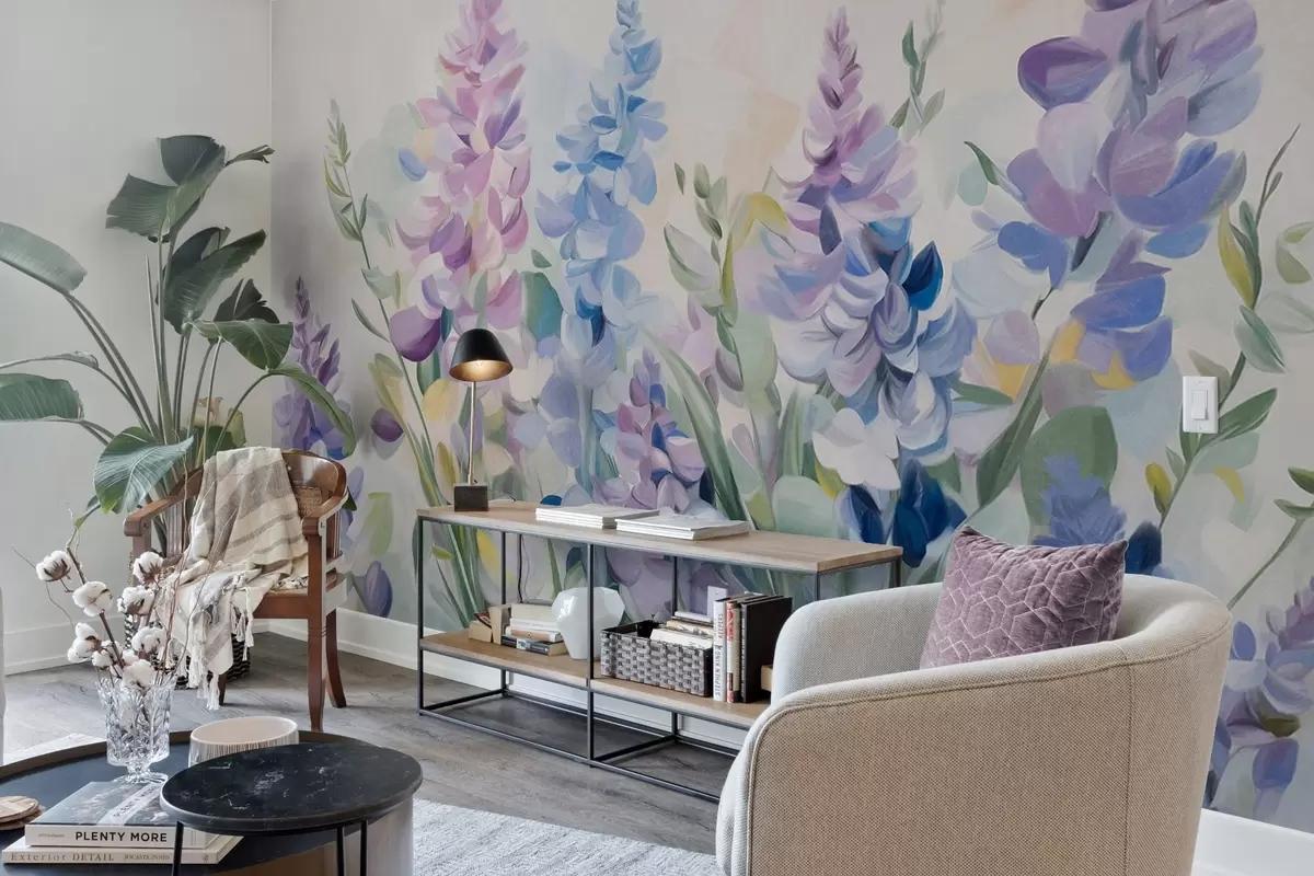 murales de pared Flores moradas y azules con textura y hojas azules, fondo claro, pinceladas suaves, colores vibrantes w09482