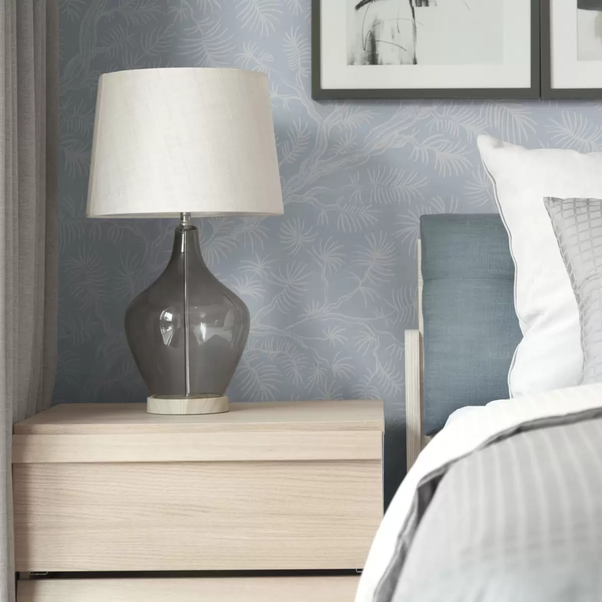 Papel pintado Ramitas de pino en tonos claros sobre fondo azul a00838