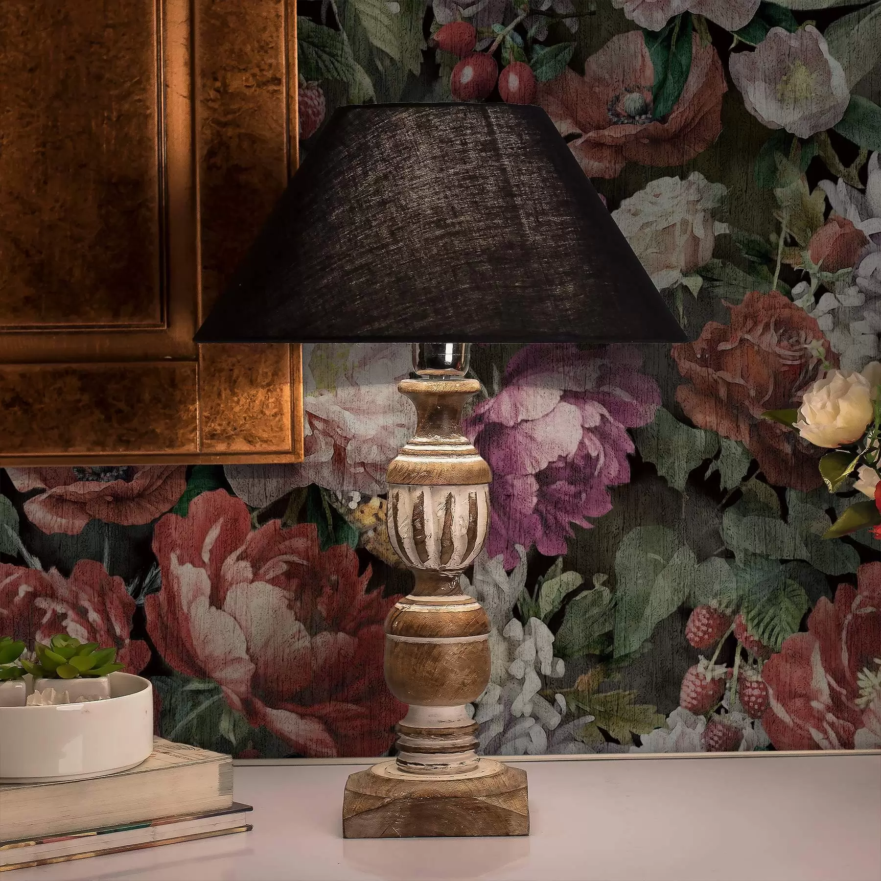 murales de pared Peonías oscuras y dramáticas, bayas y mariposa sobre fondo negro. a00862