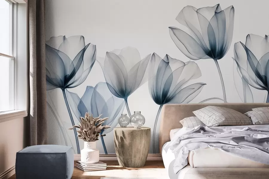murales de pared Flores de tulipán translúcidas de color azul y blanco con tallos largos, sobre un fondo claro, delicadas y con textura, arte floral w09538